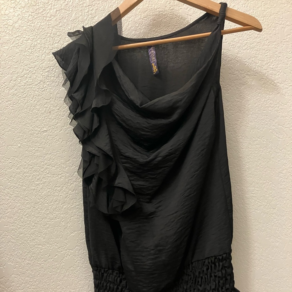 Black asymmetrical sleeveless ruffled blouse in black